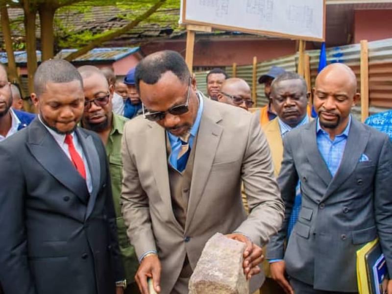 Le ministre de l'EPST Tony Mwaba donne lance les travaux de construction d'un bâtiment de la DGC