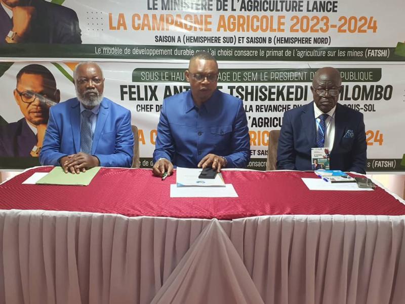 Le ministre de l'Agriculture José Mpanda Kabangu, entouré du Secrétaire général de son Ministère et du représentant des  ministres provinciaux de son secteur