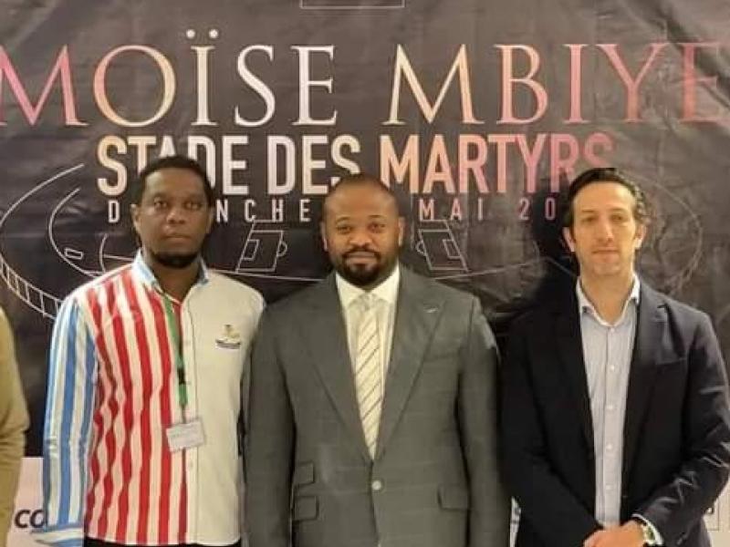Moïse Mbiye entouré de ses producteurs pour le méga concert du stade des martyrs