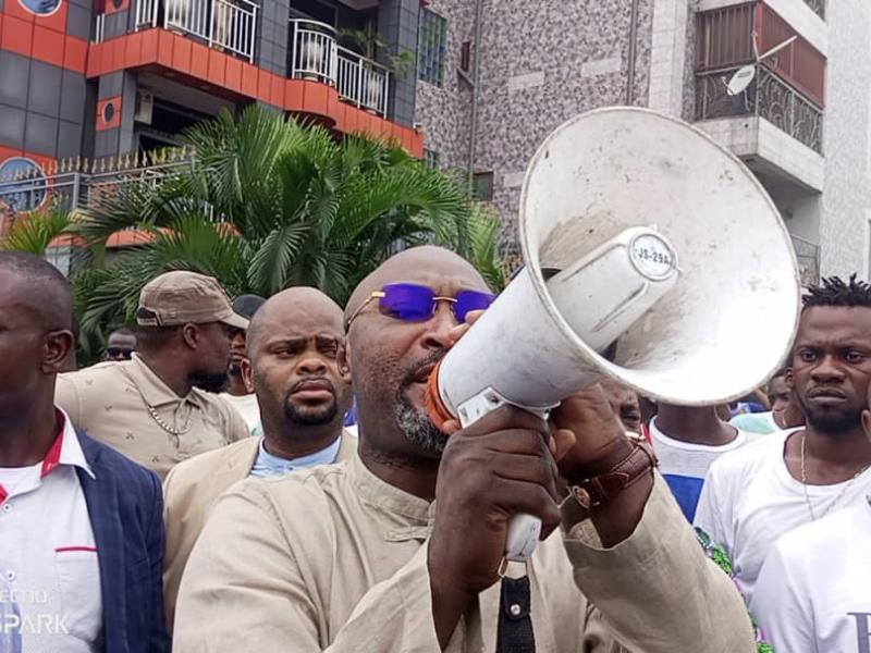 Jésus-Noël Sheke s'exprime devant la population de Lingwala