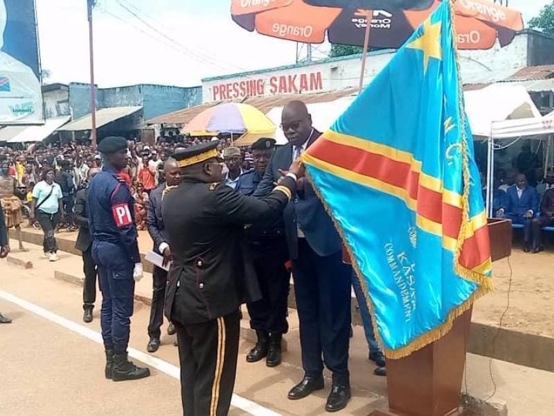 Le gouverneur du Kasaï, Dieudonné Pieme entrain de remettre le bâton de commandement au général Sylvano Kasongo