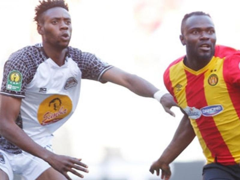 Le défenseur du TP Mazembe, Kevin Mondeko en duel avec un attaquant d'Espérance de Tunis, lors d'une rencontre de Ligue des Champions de la CAF. [Photo d'illustration]