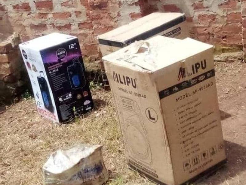 Quatre amplificateurs piégés des bombes du type EEI offerts aux croyants de l'église Gospel KBS de l'Ouganda par un terroriste ADF