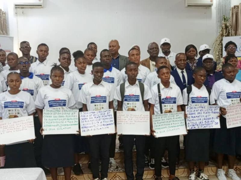Un groupe d'élèves aux côtés de quelques autres acteurs du système éducatif congolais, lors du lancement d'un plaidoyer par la CONEPT