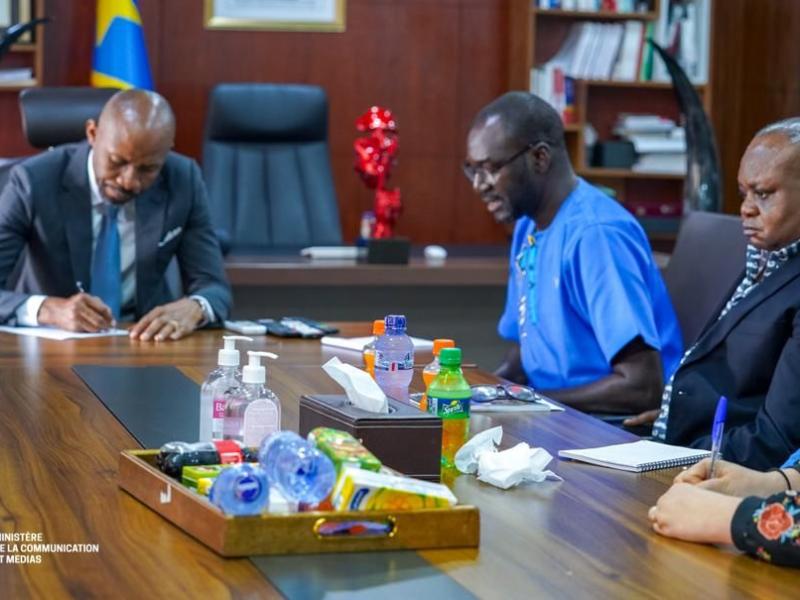 Le ministre Patrick Muyaya et une sélection de Reporters Sans Frontières 
