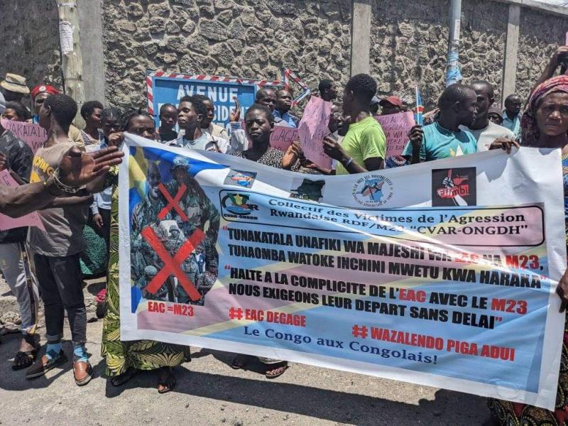 Les militants du Collectif des Victimes de l'Agression Rwandaise M23/RDF (CVAR-ONGDH) dans une marche pacifique pour exiger le départ de forces régionales de l'EAC en RDC