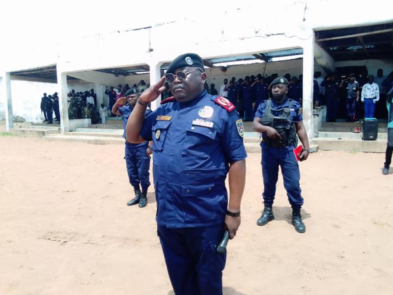 Le commissaire divisionnaire provincial de la police nationale congolaise, le Général Sylvano Kasongo Kitenge au cours d’une parade mixte FARDC-PNC