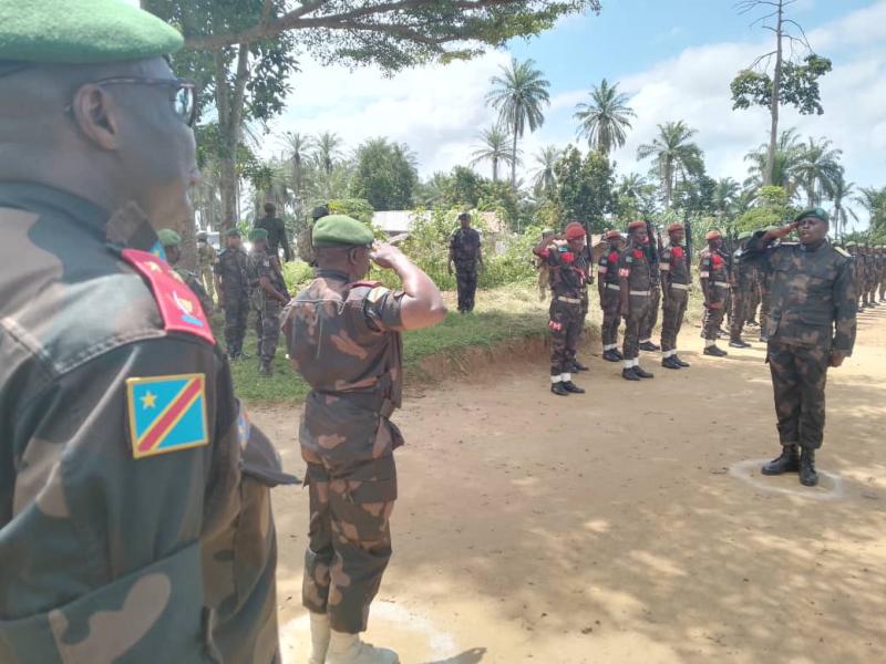 Les honneurs militaires offerts au lieutenant-général Marcel Mbangu commandant de la troisième zone de défense des Fardc, lors de son arrivée à Eringeti dans le territoire de Beni.