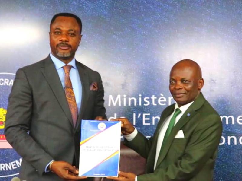 Le ministre de l'EPST Tony Mwaba et l'inspecteur général de l'EPST