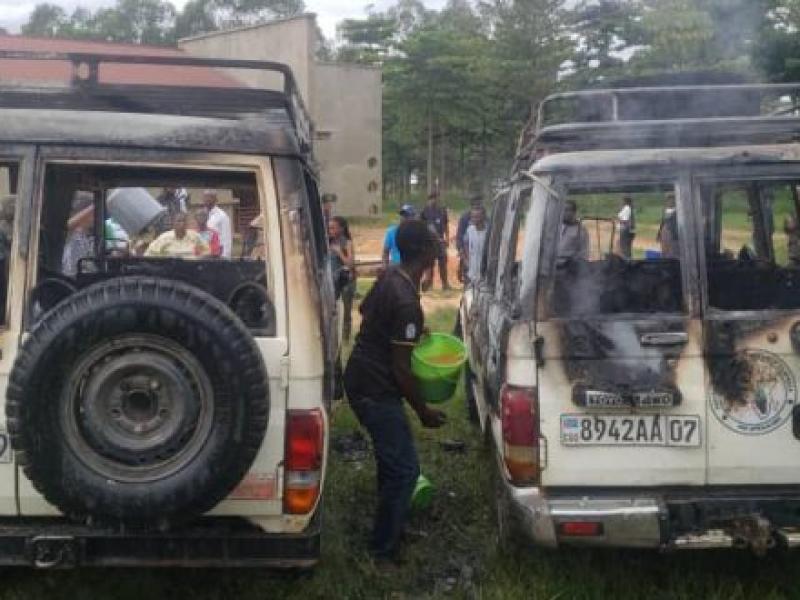 Deux jeeps du PAM brûlées par la population désemparée et inconsolée à Oicha chef-lieu du territoire de Beni