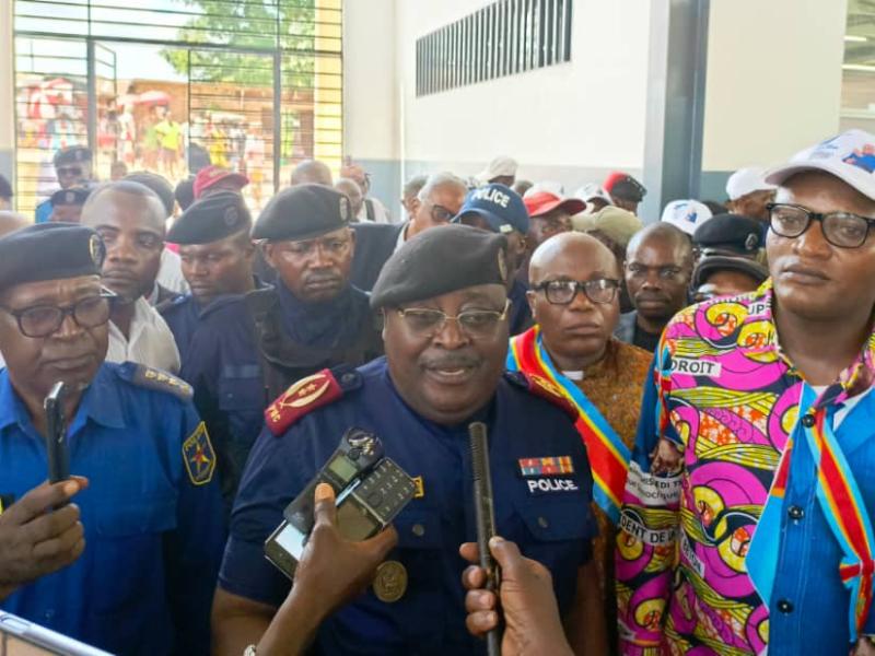Le Général Sylvano Kasongo, Commissaire divisionnaire provincial de la Police Nationale Congolaise du Kasaï après un entretien  dans la colline de Dibumba avec les responsables de la police