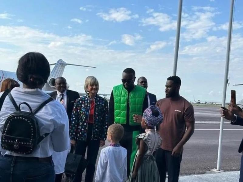 Hélène Mercier Arnault accompagnée du célèbre chanteur congolais Me Gims, à l'aéroport international de Kinshasa.