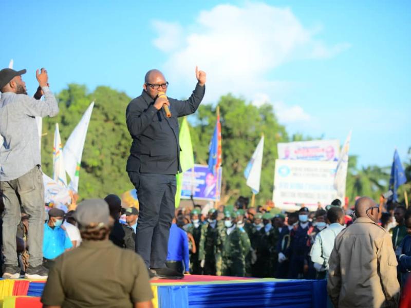 Le Premier Ministre Jean-Michel Sama Lukonde apporte des matériels agricoles pour la relance de l’agriculture dans le Bas-Uélé et va lancer les travaux de construction du chemin de fer Isiro-Buta-Aketi