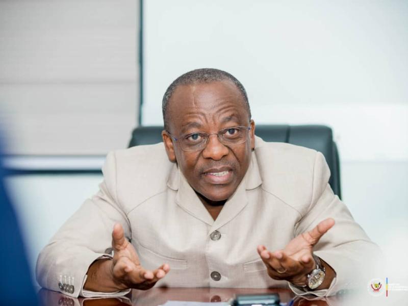 Le ministre d'État Eustache Muhanzi lors de ses échanges avec l'équipe dirigeante de l'ANSER