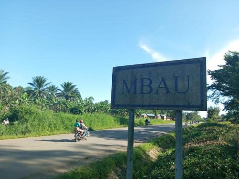 Entrée Nord de la localité de Mbau sur la route Beni-Oicha. Crédit photo : Marc Maro Fimbo de la Radio Okapi