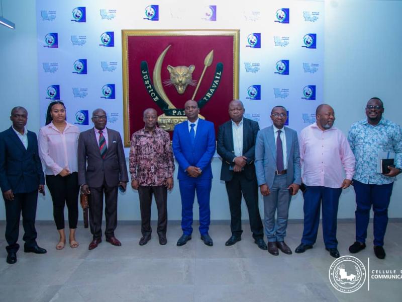 Le ministre d'État en charge de la Décentralisation  Eustache Muhanzi  entouré de parties prenantes à l'appui aux plans locaux de  développement des EDT