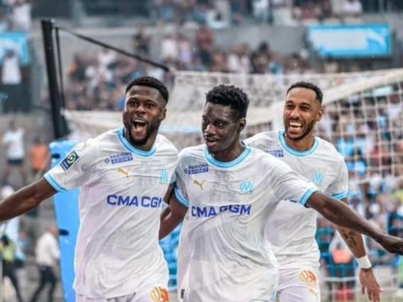 Chancel Mbemba en pleine célébration d'un but avec Ismaila Sarr et Pierre-Emerick Aubameyang.