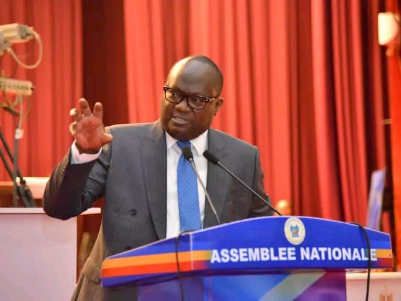 Le député national Guy Mafuta Kabongo sur la tribune de l'Assemblée nationale