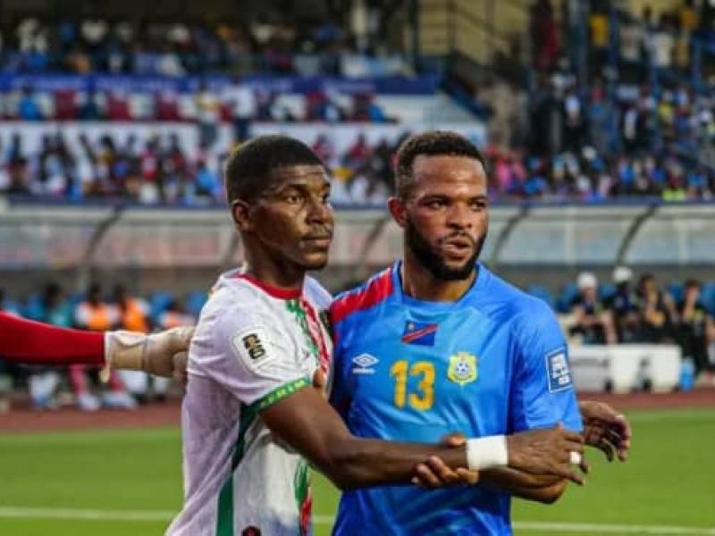 Meschack Elia en duel avec un défenseur mauritanien au Stade des Martyrs. [Photo d'illustration]
