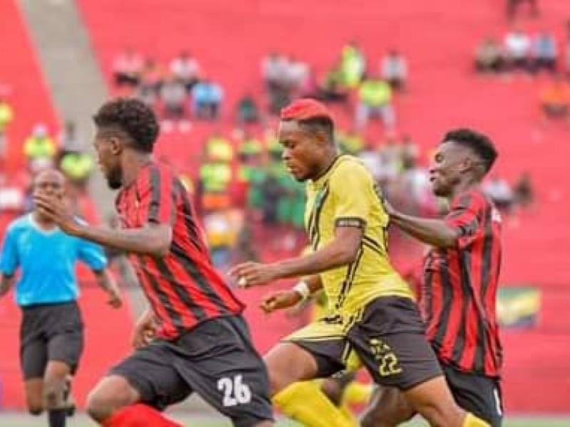 L'attaquant de VClub, Jonathan Ikangalombo en course avec deux joueurs de Maniema Union, au Stade Tata Raphaël