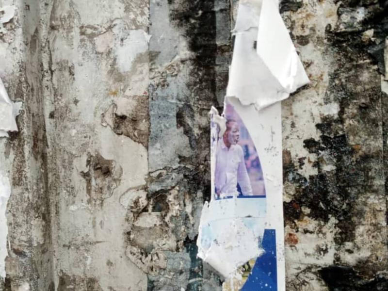 Une affiche du candidat de député national Mike Mukebayi n°749/ Lukunga, déchirée