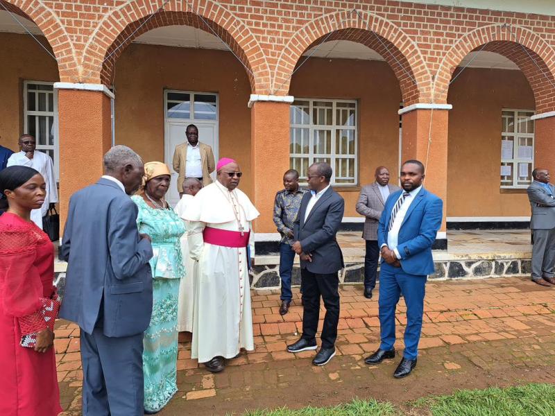 Eustache Muhanzi aux côtés du Monseigneur François-Xavier Maroy, Archevêque de Bukavu.