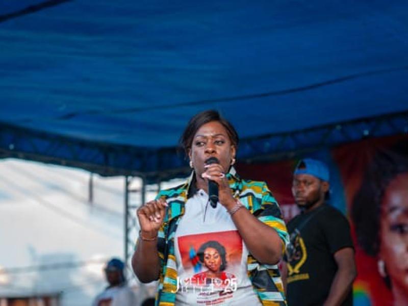 La candidate N°25 Joëlle Bile en pleine meeting à Tshangu, stade municipal de Masina