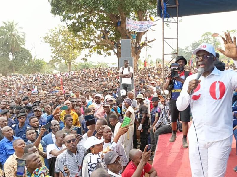 Jean-Lucien Bussa en plein meeting à Gemena (Sud Ubangi)