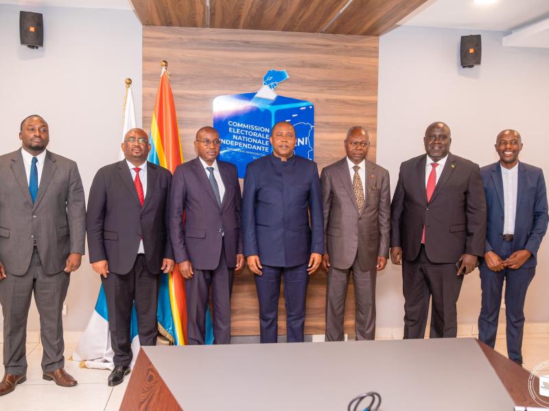 Les ambassadeurs de la SADC avec le président de la Ceni Denis Kadima