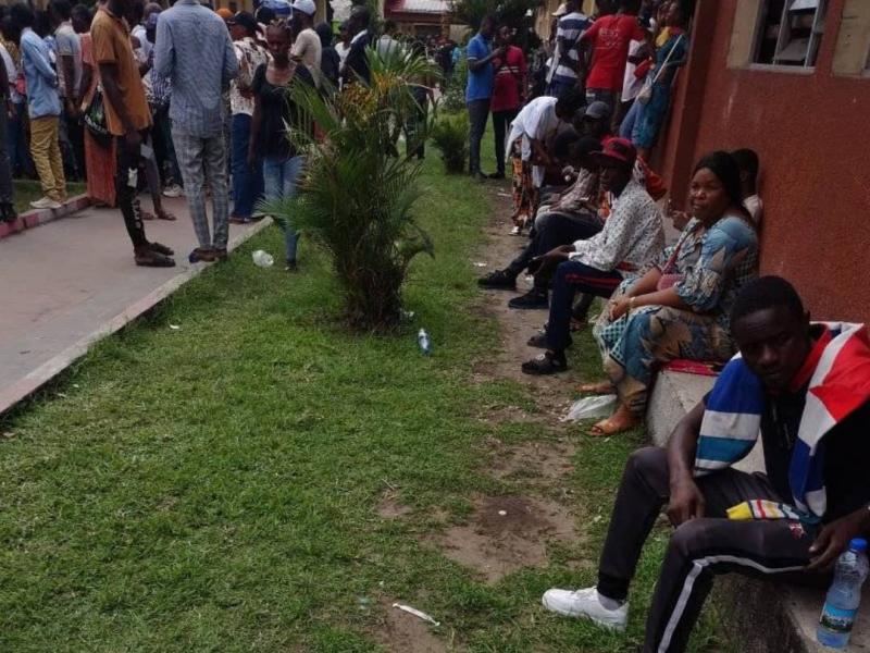Les électeurs au centre de vote Mokengeli à Kinshasa-Lemba