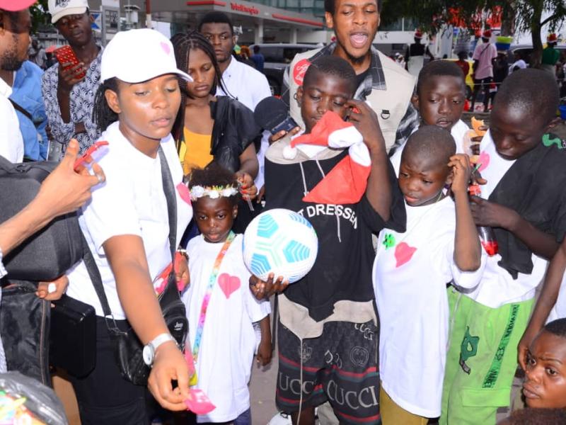 La chanteuse Afro pop Joyce Kaj partage un moment de joie avec les enfants dits de la rue