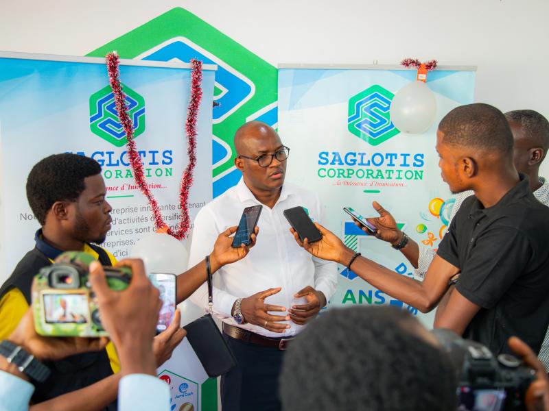 Le Directeur Général de SAGLOTIS Corporation Sarl, Salem Antipas répondant aux préoccupations des journalistes