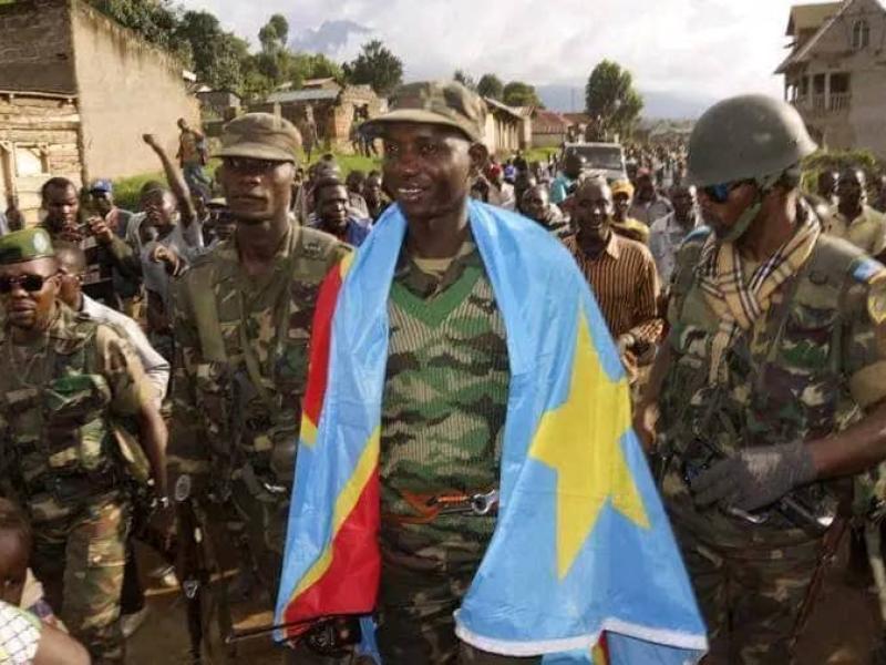 Le feu colonel Mamadou Ndala se couvrant du drapeau de la RDC.
