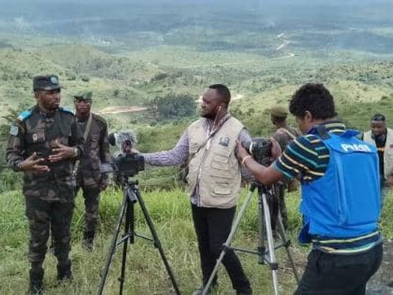 Capitaine Antony Mwalushay avec quelques journalistes au front dans le territoire de Beni