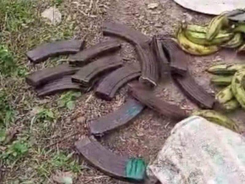 Des effets saisis par l'armée congolaise lors d'un affrontement avec les miliciens maï-maï Kyandenga en territoire de Mambasa