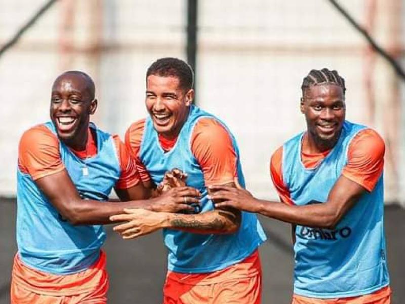Yoane Wissa, Charles Pickel et Bryan Bayeye en pleine séance d'entraînement à Abou Dhabi.