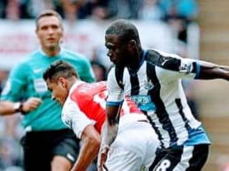 Chancel Mbemba sous les couleurs de Newcastle, en duel avec Alexis Sanchez. [Photo d'illustration]
