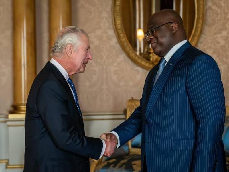 Poignée des mains entre Roi Charles III et Félix Tshisekedi