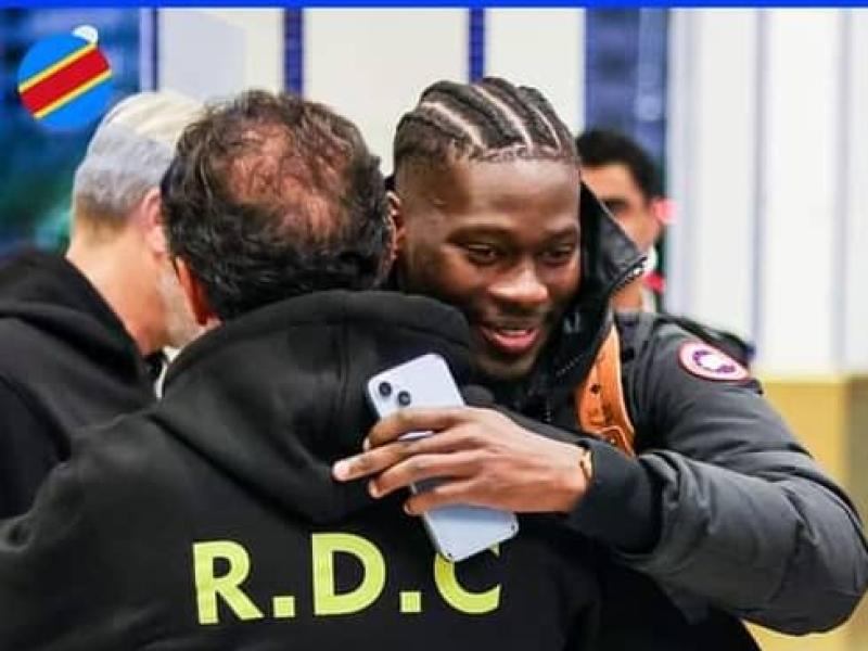 Le latéral droit des Léopards Bryan Bayeye en accolade fraternelle avec un membre du staff technique de la sélection congolaise à Abou Dhabi. [Photo d'illustration].