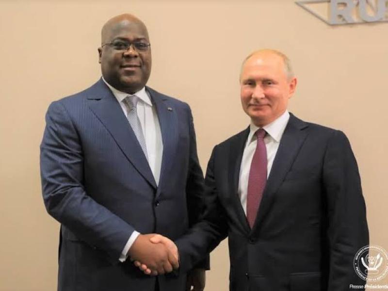 Poignée des mains entre le président congolais Félix Tshisekedi et Le président Russe Vladimir Poutine.