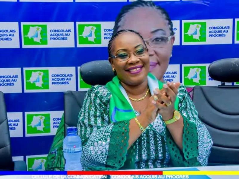 Néfertiti Ngudianza, élue députée nationale, remercie la population de Luozi (Kongo Central) lors d'un point de presse dans son QG