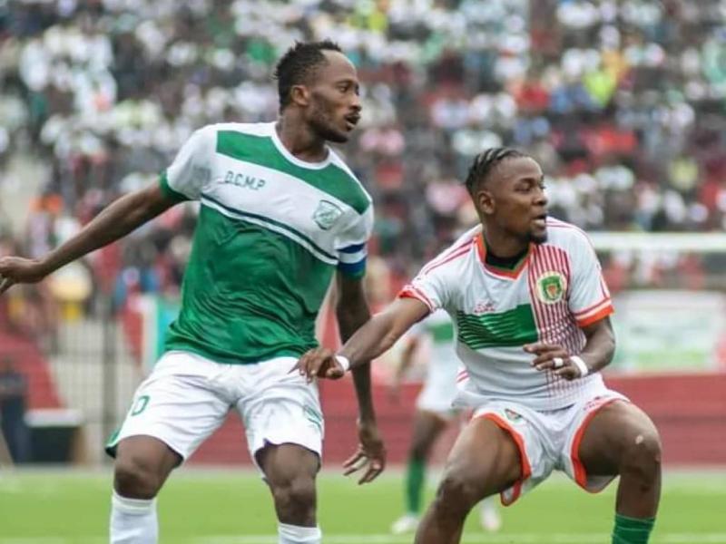 Le milieu de terrain du DCMP, Junior Kone en duel avec un joueur l'OC Renaissance lors d'une rencontre disputée au stade Tata Raphaël. [Photo d'illustration].