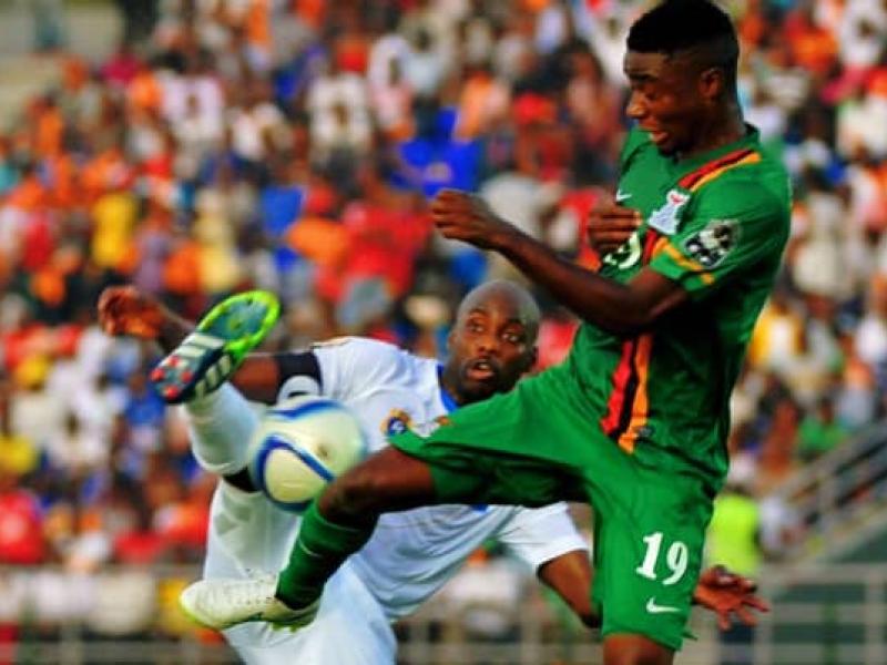 Le Congolais Youssouf Mulumbu en duel avec le Zambien Nathan Sinkala, lors de la CAN Guinée équatoriale 2015. [Photo d'illustration]