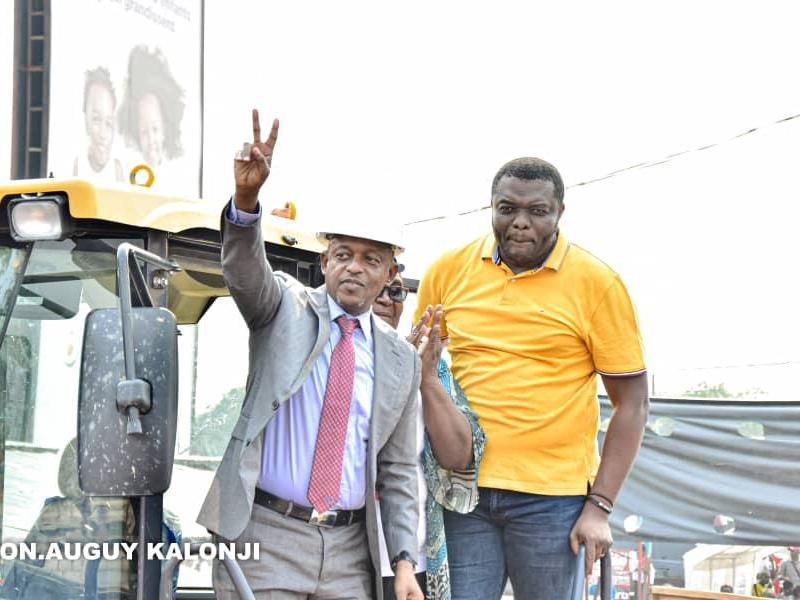 Le députation nationale Auguy Kalonji et le ministre des infrastructures du gouvernement central.