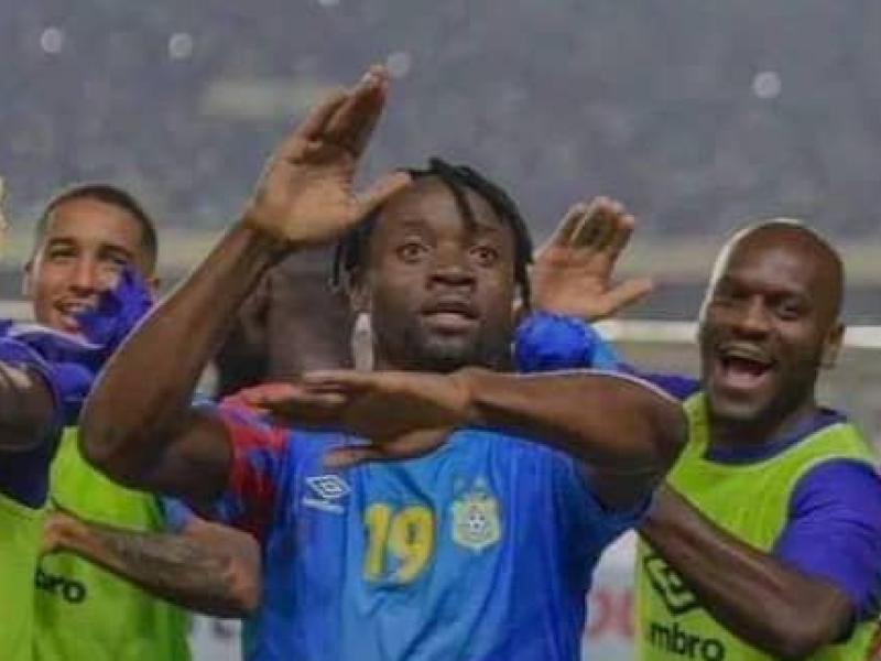 Fiston Mayele Kalala en pleine célébration d'un but au stade des martyrs de Kinshasa. [Photo d'illustration]