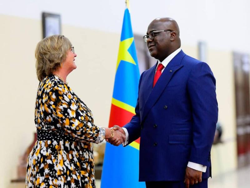 Le Président de la République, Félix Tshisekedi et une diplomate au cours de la cérémonie d'échanges des vœux