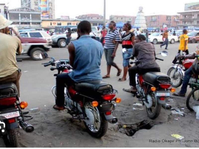 Les motos taximen, communément appelés wewas, stationnés dans un carrefour à Kinshasa