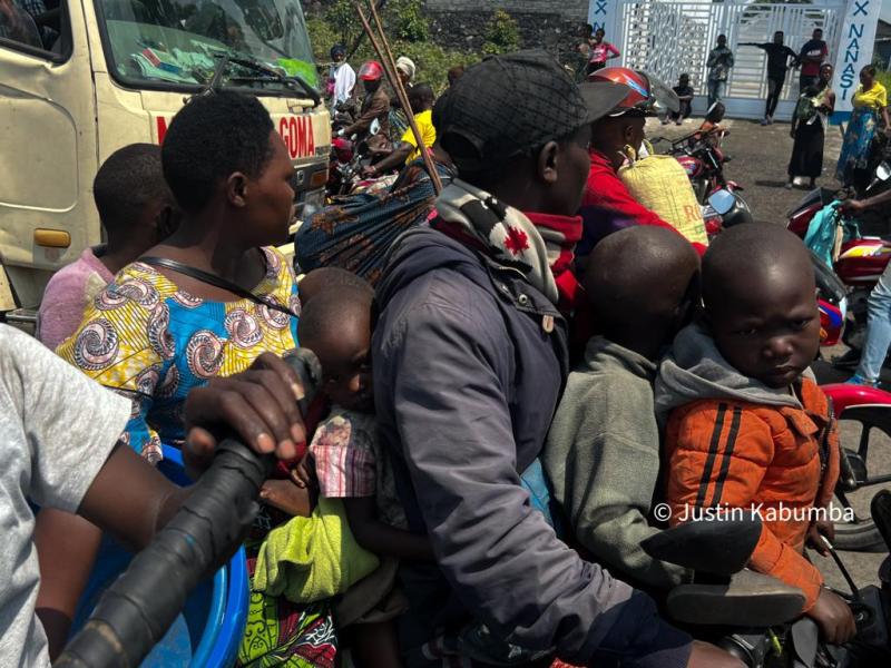 7 personnes sur une même moto avec des colis pour fuir Sake vers Goma suite aux affrontements entre les FARDC les M23. Crédit photo : Justin Kabumba.