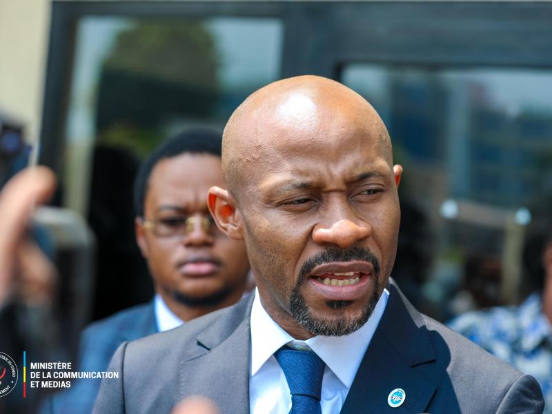 Par Serge Mavungu   Le ministre de la Communication et Medias Patrick Muyaya Katembwe, élu à la fois à la députation nationale et provinciale, a marqué sa présence à la deuxième plénière de l’Assemblée provinciale de Kinshasa, ce lundi 12 février 2024.  “Comme vous le savez à la plénière inaugurale je n’étais pas là, j’étais en mission à l’étranger. Il était de mon devoir de participer à cette plénière pour me faire identifier auprès des services en tant qu’élu de Bandalungwa. Je suis dans la joie d’être da