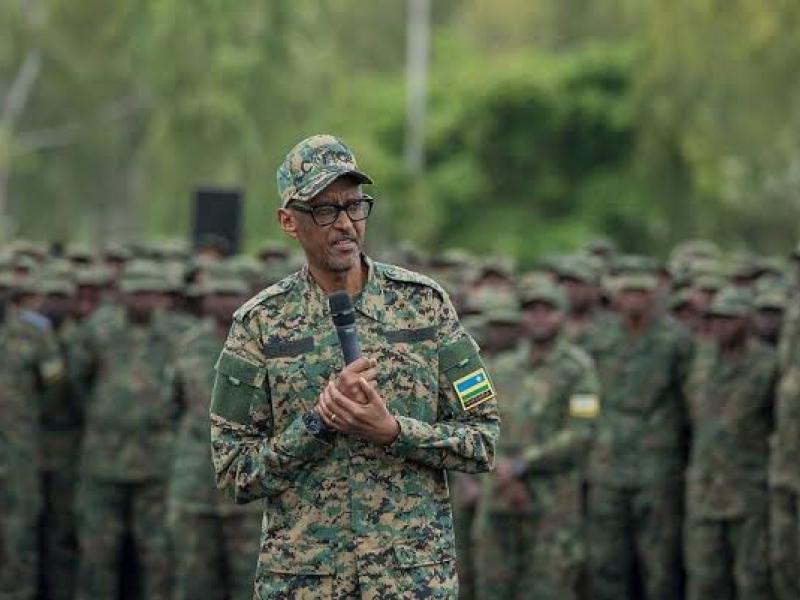 Le Président rwandais Paul Kagame en tenue militaire en train de diriger une parade militaire [Photo d'illustration]